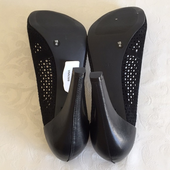 BCBG MaxAzria Brenna Laser cut Leather pump - Picture 7 of 8